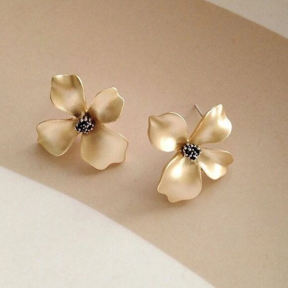 Gold Floral Earrings A961 - Picture 1 of 2